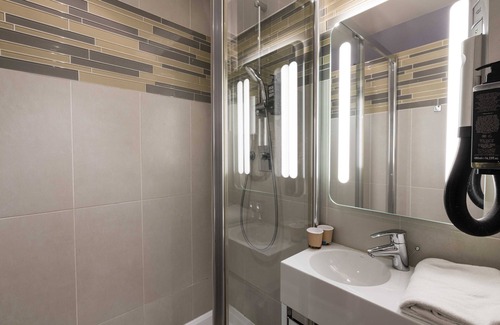Saint-Vincent-de-Paul Hotel | ibis Paris Gare Du Nord TGV