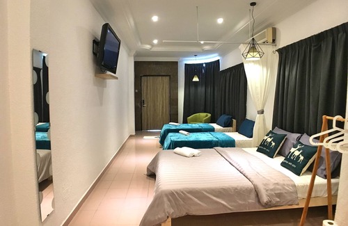 Downtown George Town House | iBook6 Deluxe Family Suite for 4 by iBook Homestay