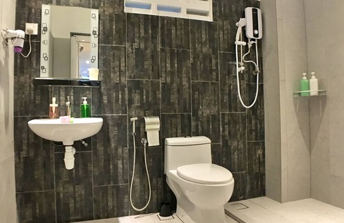 Downtown George Town House | iBook6 Deluxe Family Suite for 4 by iBook Homestay
