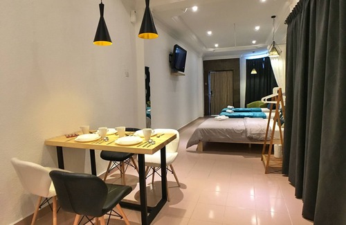 Downtown George Town House | iBook6 Deluxe Family Suite for 4 by iBook Homestay