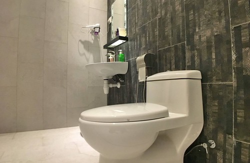Downtown George Town House | iBook6 Deluxe Family Suite for 4 by iBook Homestay