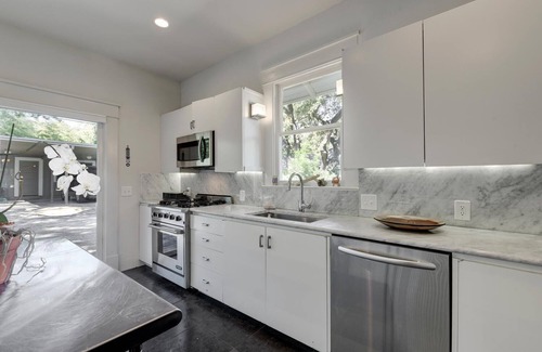 Clarksville House | Iconic Austin Home + Shared Pool - Hemingway!