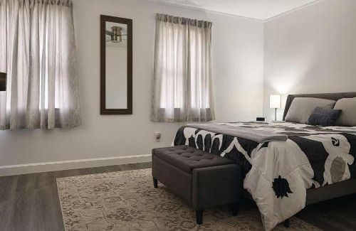 Northwest Dallas House | Iconic Retreat 2BR Home in The Heart Dallas TX