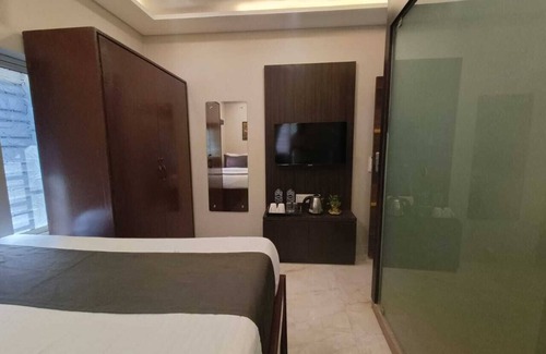 Ballygunge Hotel | ICY White Rose