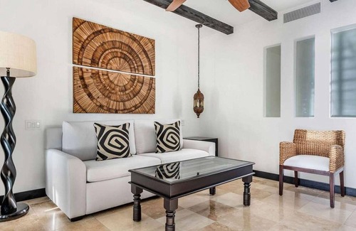 Zona Hotelera Resort | Ideal Getaway-Cabo Azul Junio Suite Partial Courtyard or Partial Pool View