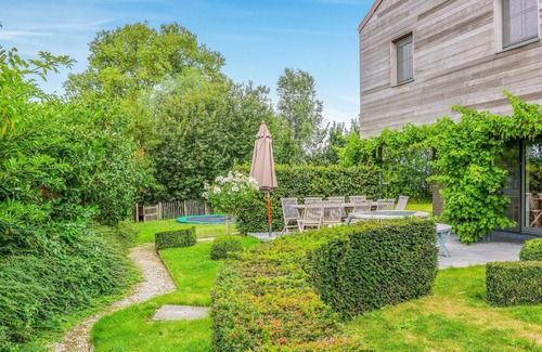 Alveringem House | Ideal Holiday Home in Gijverinkhove with Terrace Garden
