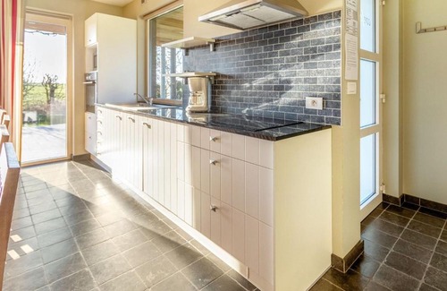 Alveringem House | Ideal Holiday Home in Gijverinkhove with Terrace Garden