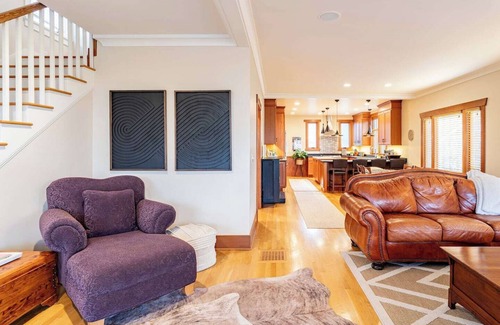 West Queen Anne House | Ideal location - Downtown: 5 mins. Well-appointed with everything + Chef's Kitchen
