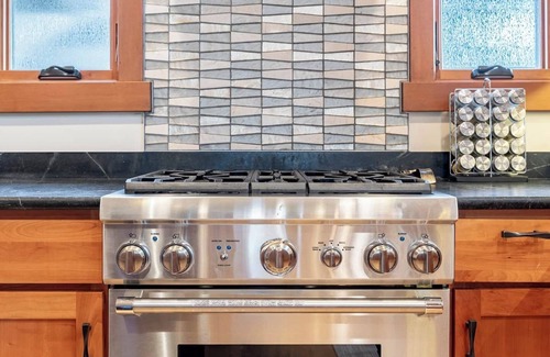 West Queen Anne House | Ideal location - Downtown: 5 mins. Well-appointed with everything + Chef's Kitchen