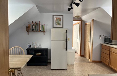 Richmond Apartment | Ideal location, monthly rental in the heart of Richmond, 15min to Burlington