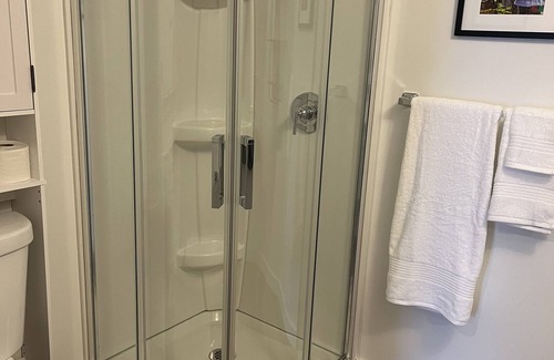 Richmond Apartment | Ideal location, monthly rental in the heart of Richmond, 15min to Burlington