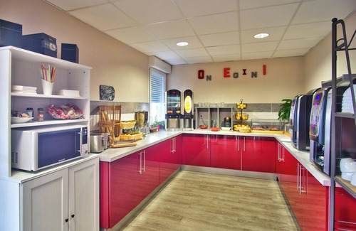 Mouguerre House | Ideal Mix of Comfort and Value! 2 Comfortable Units, Pets Allowed, Free Parking!