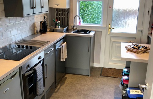 Dunfermline House | Ideal Road Trip Dunfermline Home - Free Parking