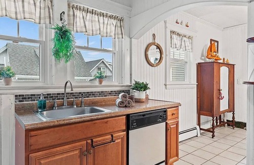 Onset House | Idlehurst Getaway: 7-BR, 2-min from Onset Beach w/Wifi, AC units - sleeps 14!