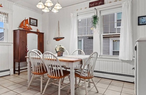 Onset House | Idlehurst Getaway: 7-BR, 2-min from Onset Beach w/Wifi, AC units - sleeps 14!