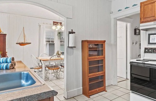 Onset House | Idlehurst Getaway: 7-BR, 2-min from Onset Beach w/Wifi, AC units - sleeps 14!