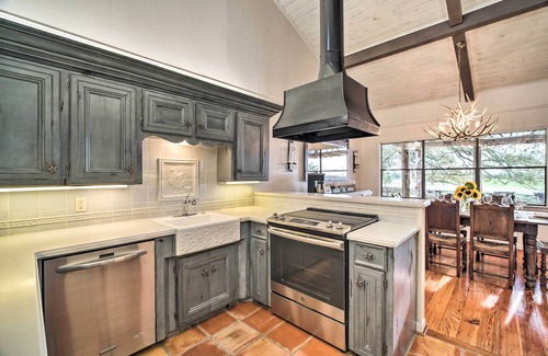 Fayetteville House | Idyllic 'Century Oaks Farm' in New Ulm on 46 Acres