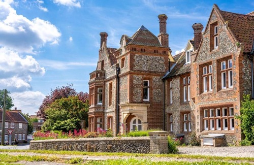 Binham Apartment | Idyllic country house holiday with a tennis court near the North Norfolk coast.