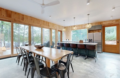 Hope House | Idyllic lakeside house with outdoor sauna, patio and firepit