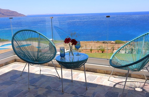 Pefki Villa | Idyllic Luxury Villa: Swimming Pool with Sunfilled View on Mountain and Sea