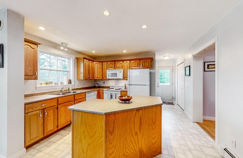 Waldoboro House | Idyllic waterfront home with furnished deck, grill, sweeping views & private W/D