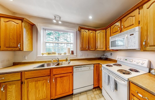 Waldoboro House | Idyllic waterfront home with furnished deck, grill, sweeping views & private W/D