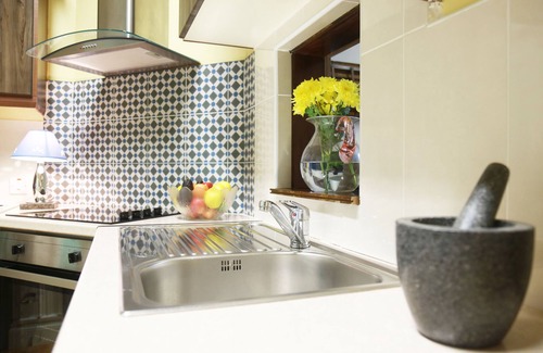 Claddagh Apartment | Perfect! for doing Galway City - sleeps 2+, walk everywhere.