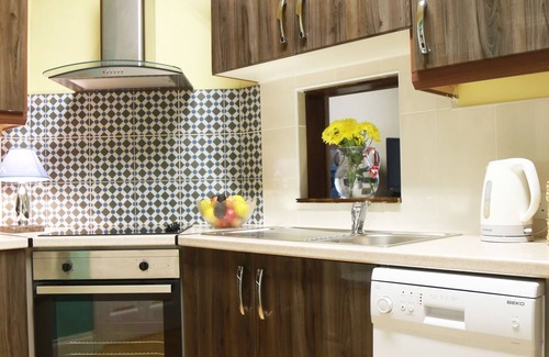 Claddagh Apartment | Perfect! for doing Galway City - sleeps 2+, walk everywhere.