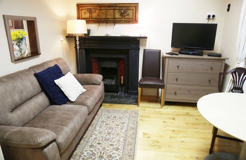 Claddagh Apartment | Perfect! for doing Galway City - sleeps 2+, walk everywhere.