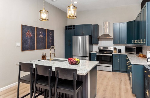 Eastside Promise Neighborhood House | IG-Worthy-Oasis: Heated Pool+Hot Tub+Fire Pit+Movie Room in Downtown.