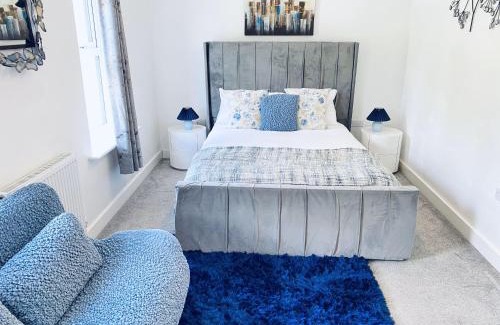 Seacroft House | Igloo Magnolia Room Stay I Breakfast I Free Parking