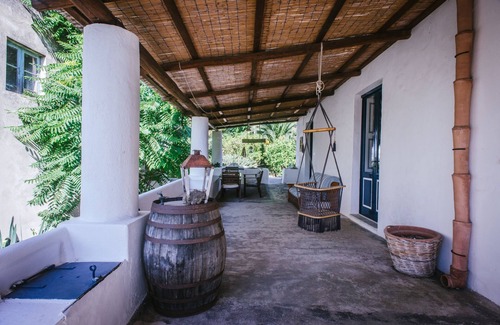 Malfa Villa | Il Palmento Di Salina is a typical Aeolian private house with a terrace and garden with sea views