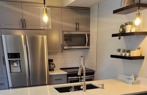 Connaught Apartment | Immaculate 1 Bed 1 Bath w/ Private Rooftop Balcony! DT! Pet Friendly!