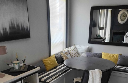 Connaught Apartment | Immaculate 1 Bed 1 Bath w/ Private Rooftop Balcony! DT! Pet Friendly!