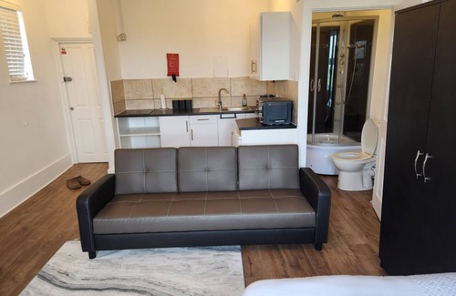 Stone Apartment | Immaculate 1-Bedroom in Greenhithe