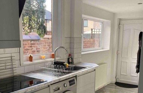 Droylsden House | Immaculate 2-bed House in Manchester