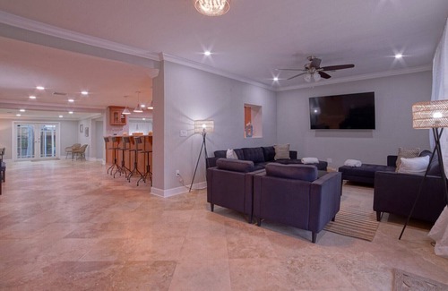 East Boca Raton Villa | Immaculate Contemporary Villa 1.5 mi to The Beach & Mizner Park - Long Term Only