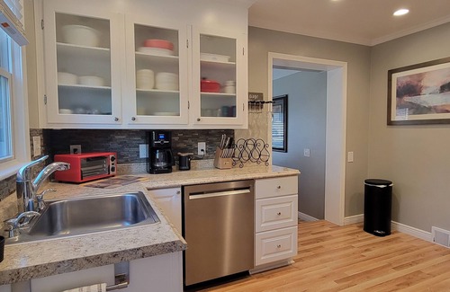 Lansing House | Immaculate home close to MSU, hospitals & downtown!