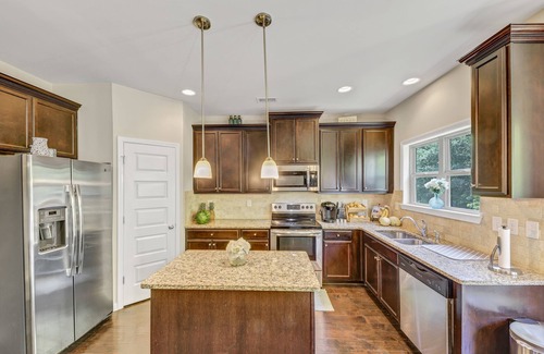 Ellenwood House | Immaculate home in Atlanta Near the Airport/w private bathrooms Big smart TVs