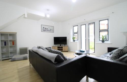Nine Elms House | Immaculate Rooms Near Nine Elms & Battersea