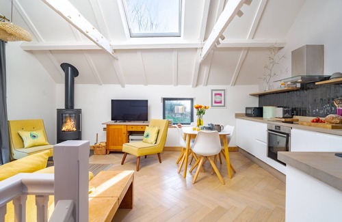 Weybourne Cottage | Immaculately Presented Cottage in Coastal Village (sleeps 4). Pet Friendly with Garden, Parking and