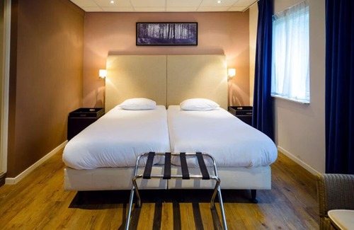 Beekbergen-Zuid Hotel | Immerse in Nature's Beauty: Convenient Room with Indoor Pool, Near Burgers Zoo