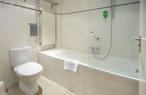 Beekbergen-Zuid Hotel | Immerse in Nature's Beauty: Convenient Room with Indoor Pool, Near Burgers Zoo