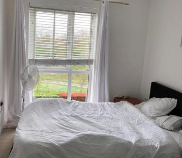 Cray Valley West Apartment | Impeccable 2-Bed Apartment in Orpington
