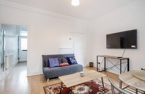 Newham House | Impeccable and Welcoming 3-bed House in London
