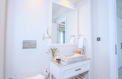 Bitez House | In One Bitez Hotel