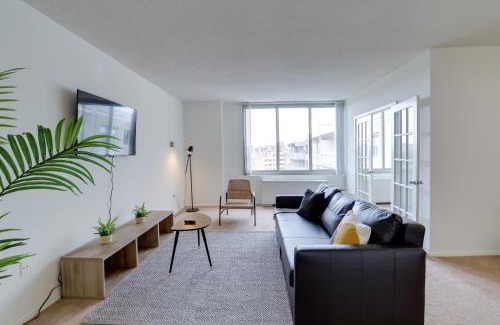 Aurora Highlands Apartment | Incredible 1 BR Apt + Den @Crystal City With Gym