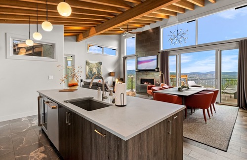 Bailey House | Incredible Luxury Zen Treehouse+Glamping Tent - Views for Miles & Hot Tub/Sauna