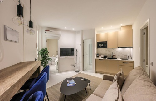 Las Acacias Apartment | Incredible renovated designer apartment 5ºI-D