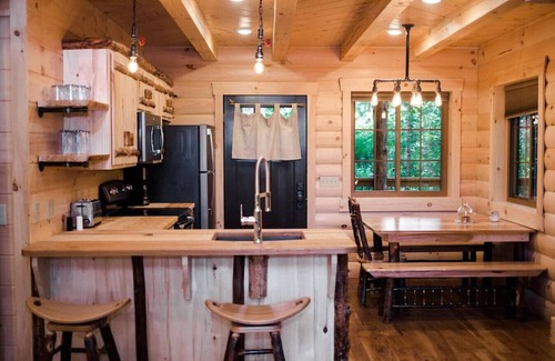 Millersburg Cabin | Incredible Treehouse with Breathtaking Views - Sleeps up to 6